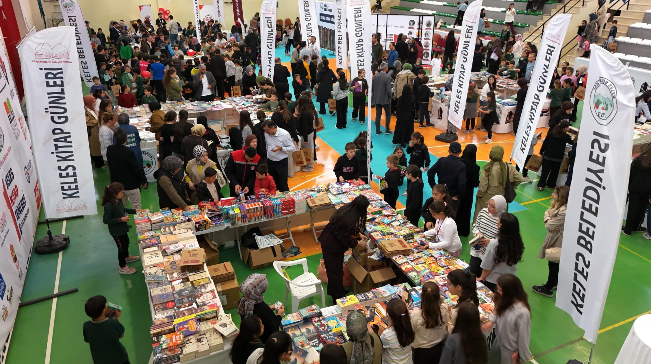 Binlerce kitap Kelesli okurlarla buluştu