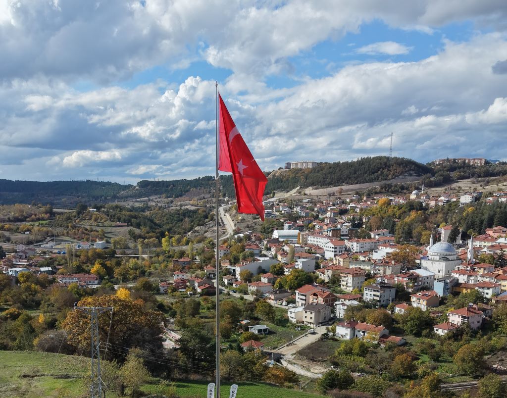 Keles' in Simgesi Ayyıldız' da Şanlı Bayrağımız Gururla Dalgalanıyor